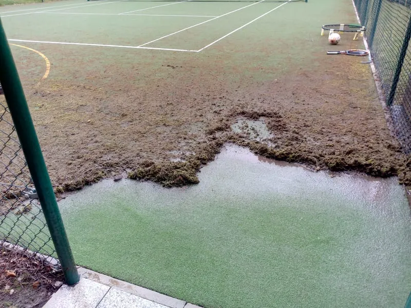 wwww.cleaning-service.uk.com how do you get rid of Algae on Tennis Court?