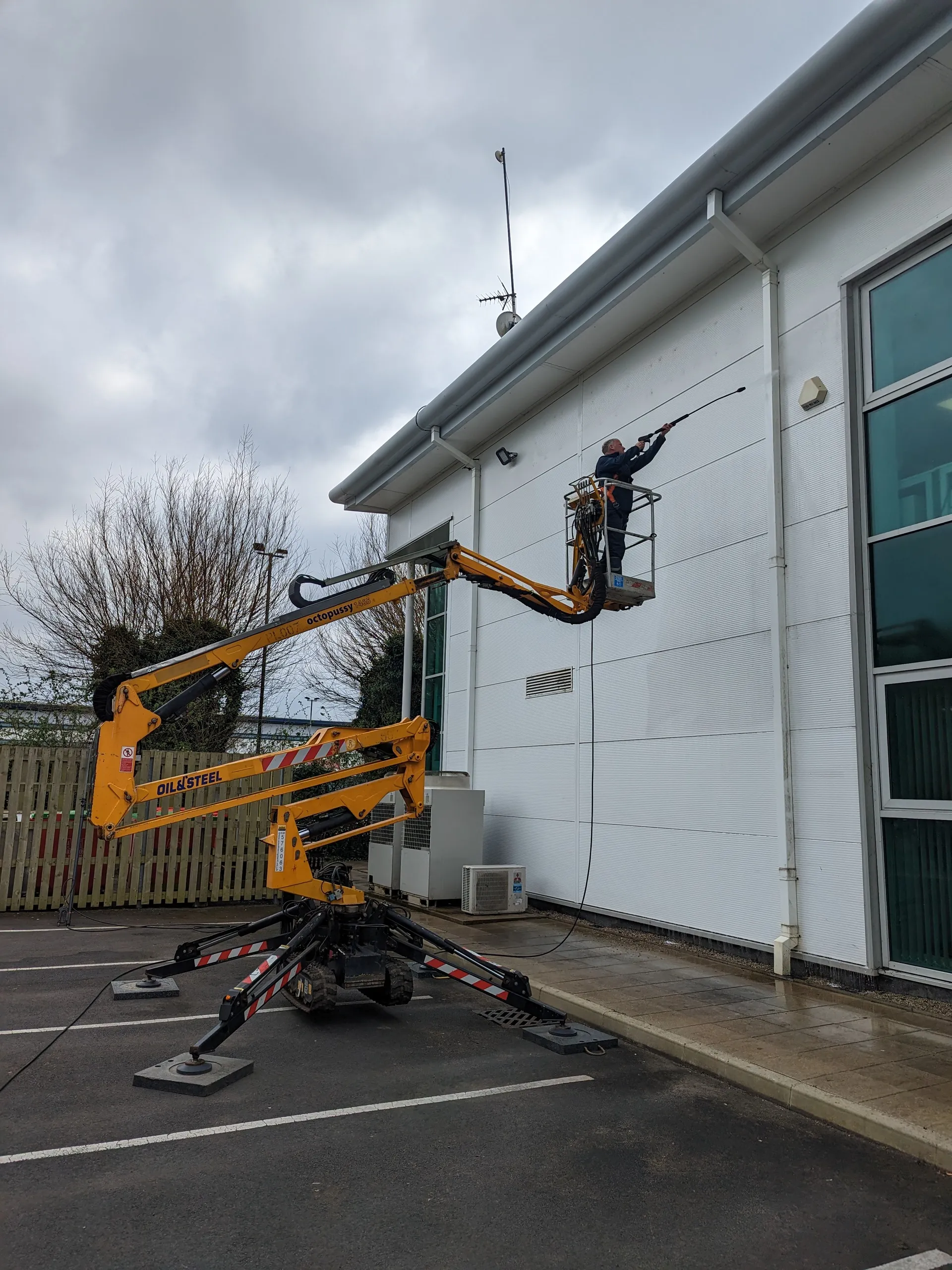 cladding cleaning company in Liverpool www.cleaning-service.uk.com